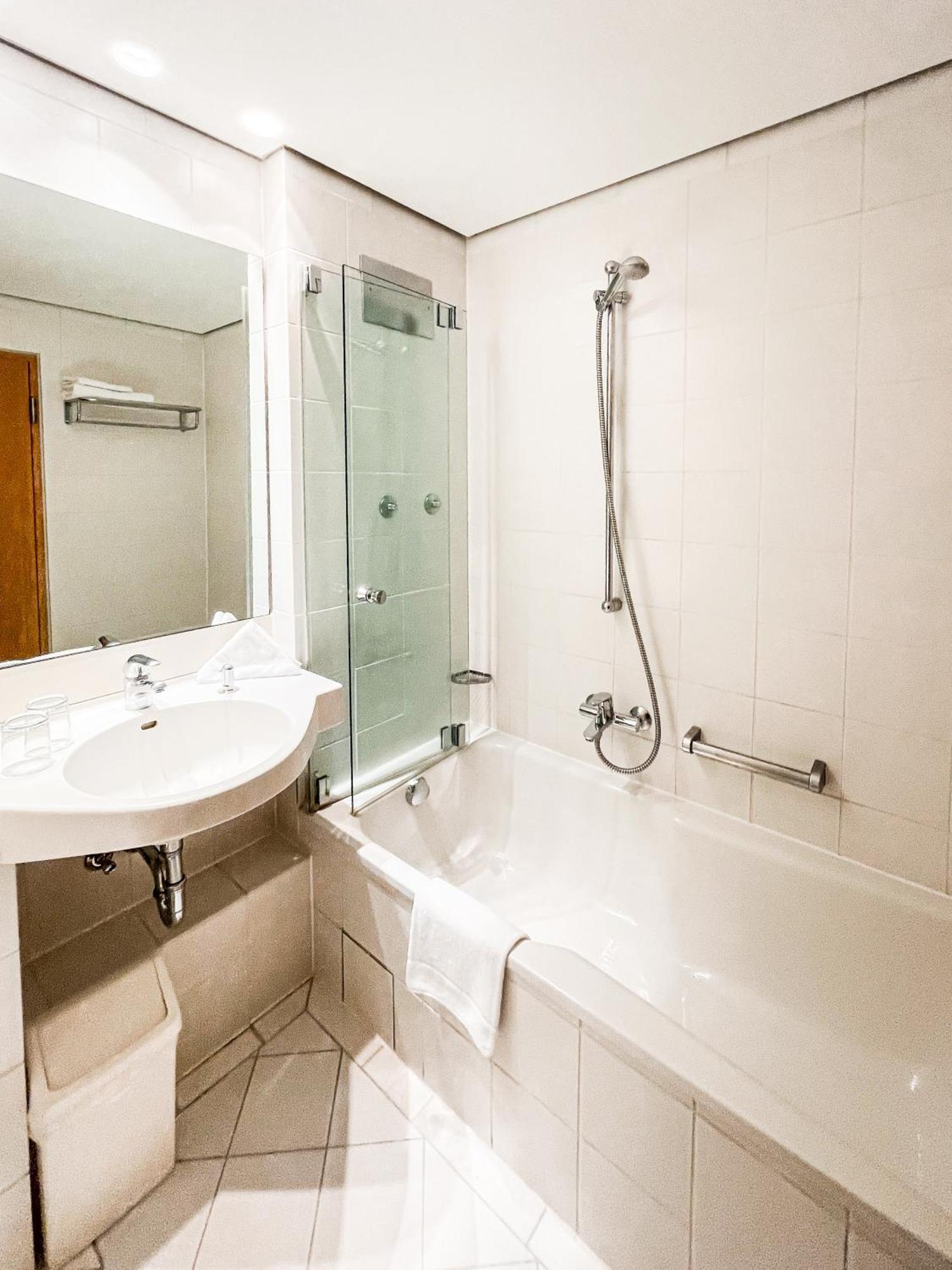 Golfhotel & Restaurant Lindenhof Бад Вилбел Стая снимка